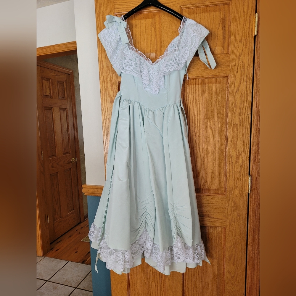 Gunne Sax Vintage Tea length/midi Light Green Dress with White Lace